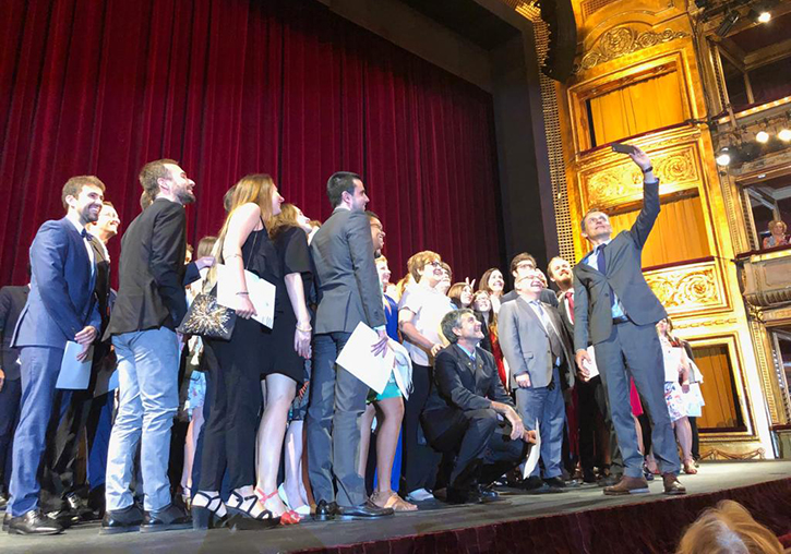El ministre Pedro Duque fa un autoretrat amb el seu mòbil i els premiats i premiades